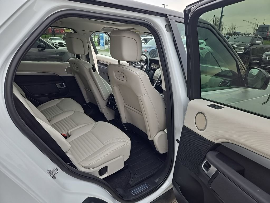 Used 2025 Land Rover Discovery Dynamic SE image 19