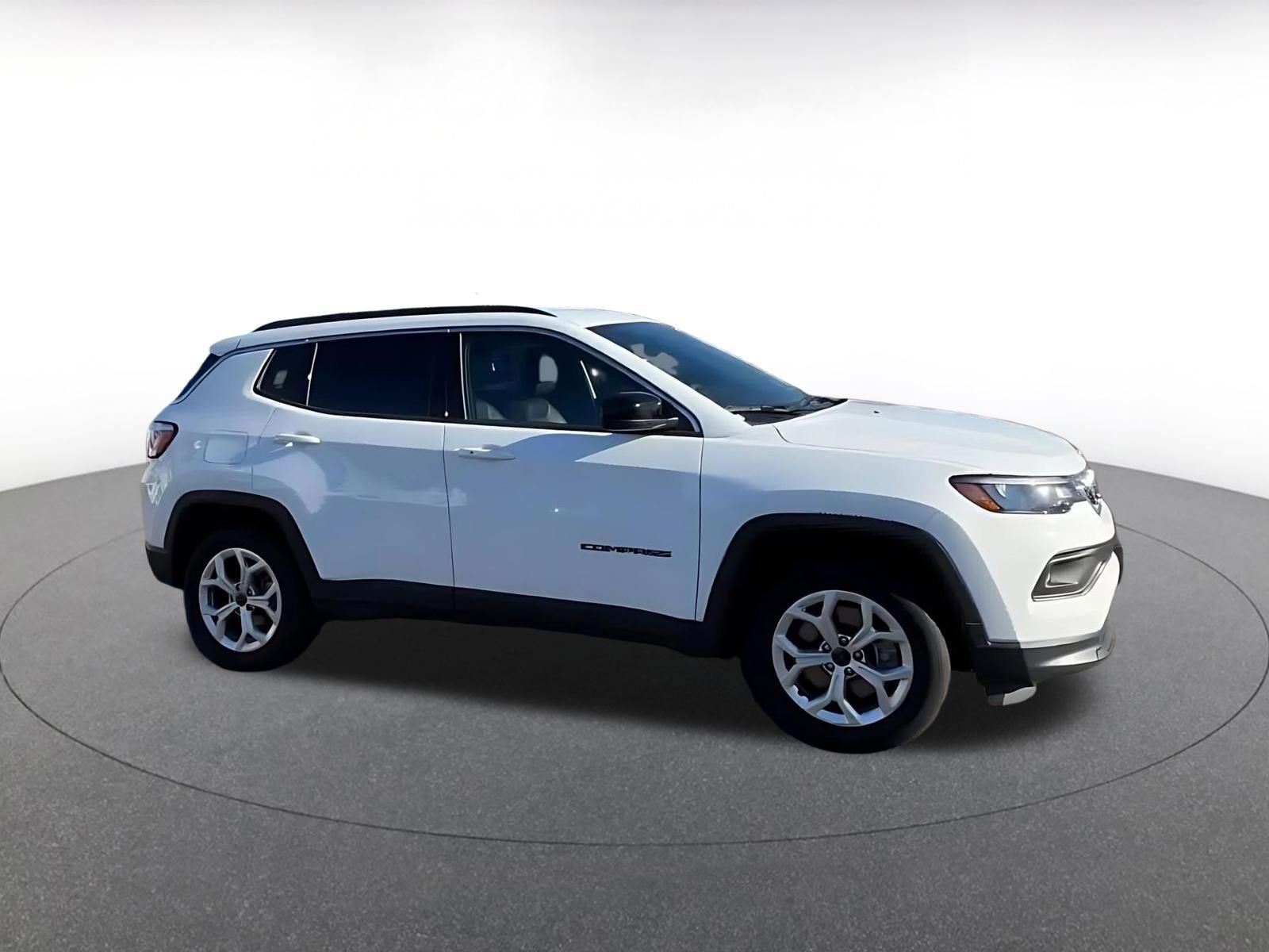 Used 2025 Jeep Compass Latitude AWD/4WD image 2