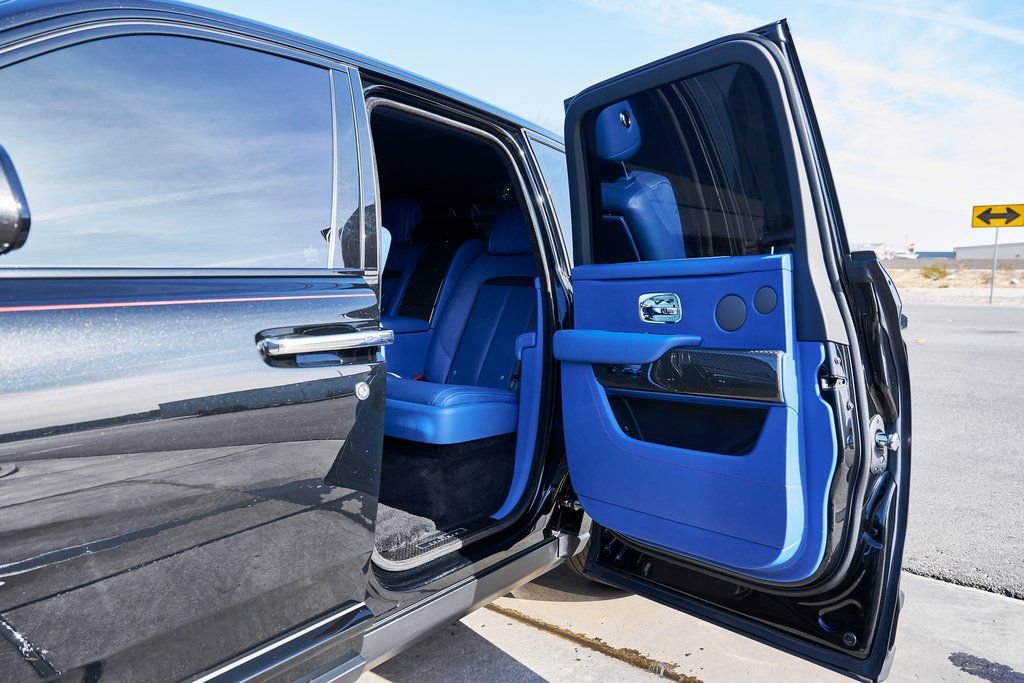 Used 2021 Rolls-Royce Cullinan Black Badge image 32