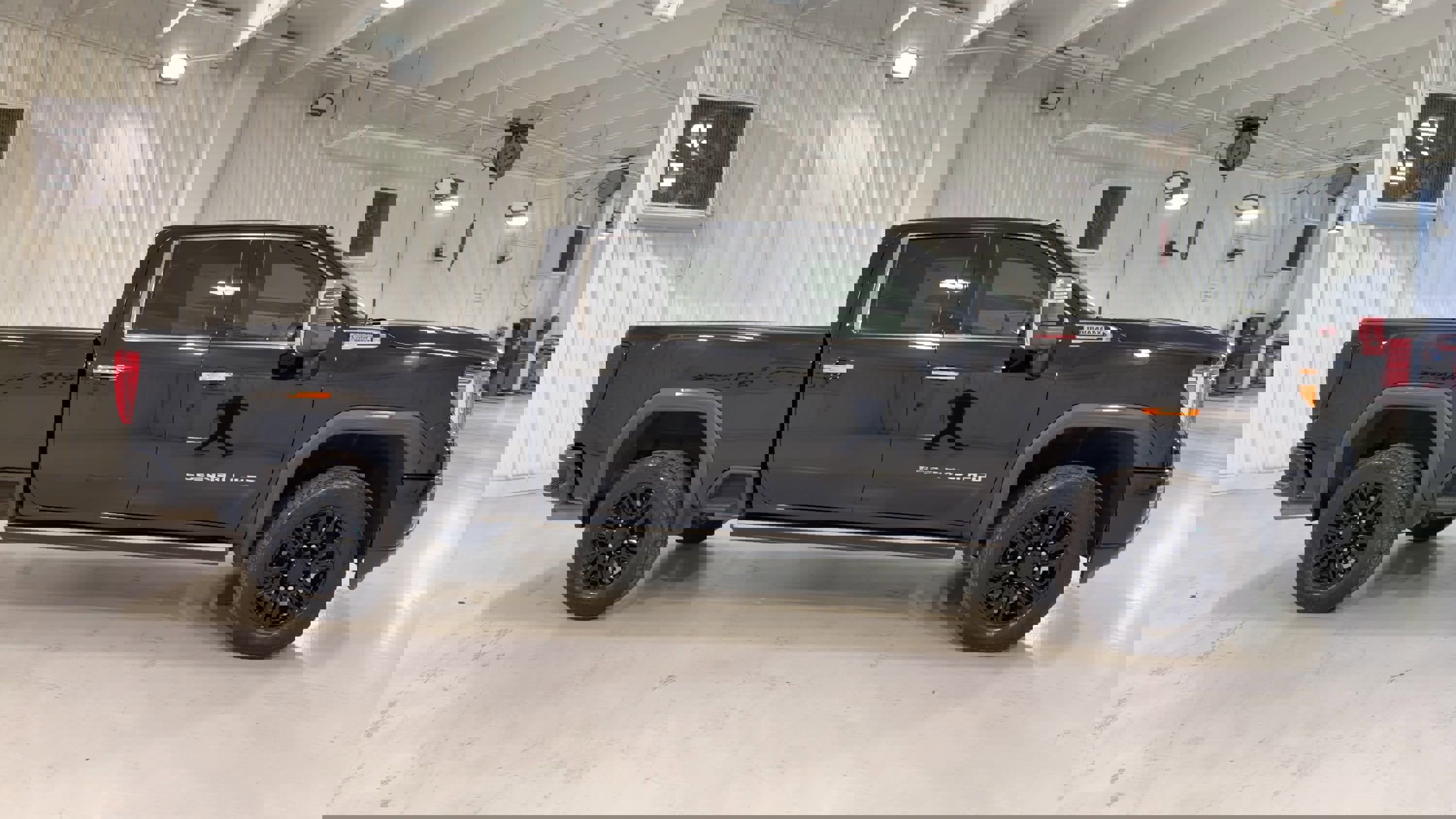 Used 2022 GMC Sierra 2500 Denali w/ Denali Black Diamond Edition image 2