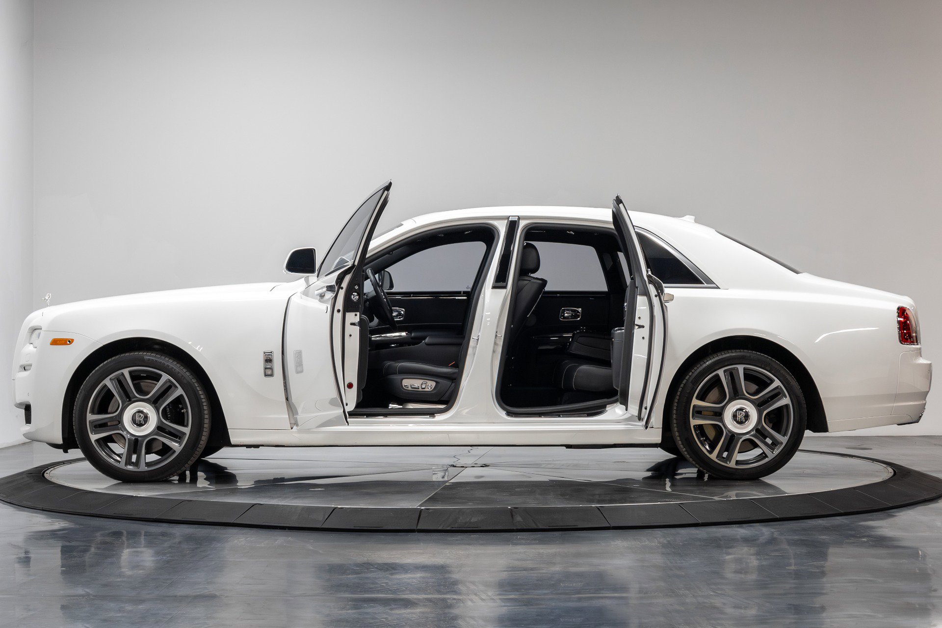 Used 2016 Rolls-Royce Ghost image 25