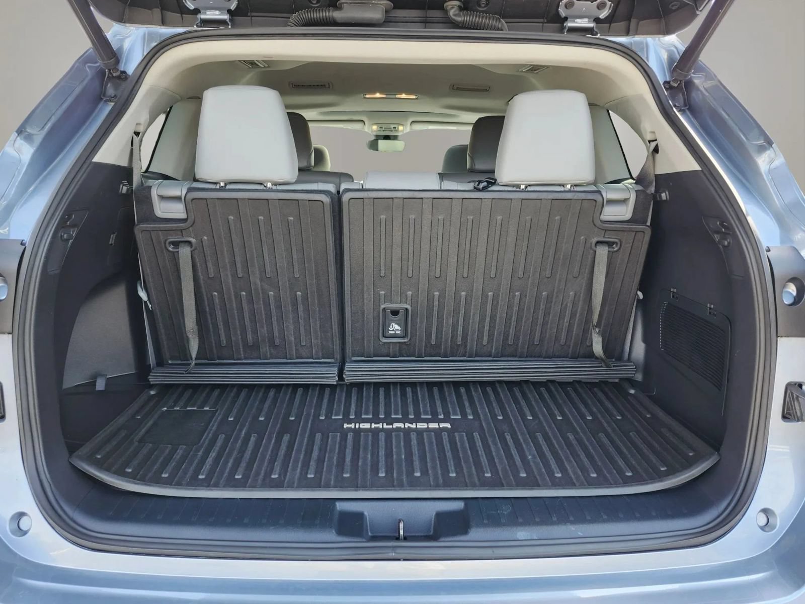 Used 2022 Toyota Highlander XLE AWD/4WD image 23