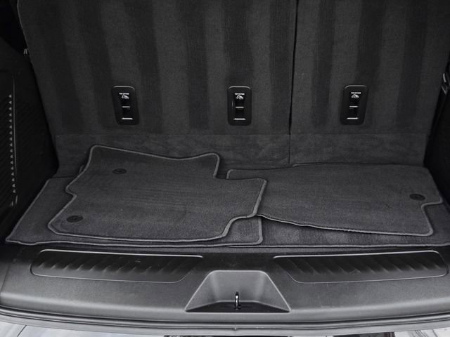 Used 2022 GMC Yukon SLT w/ SLT Premium Package image 11