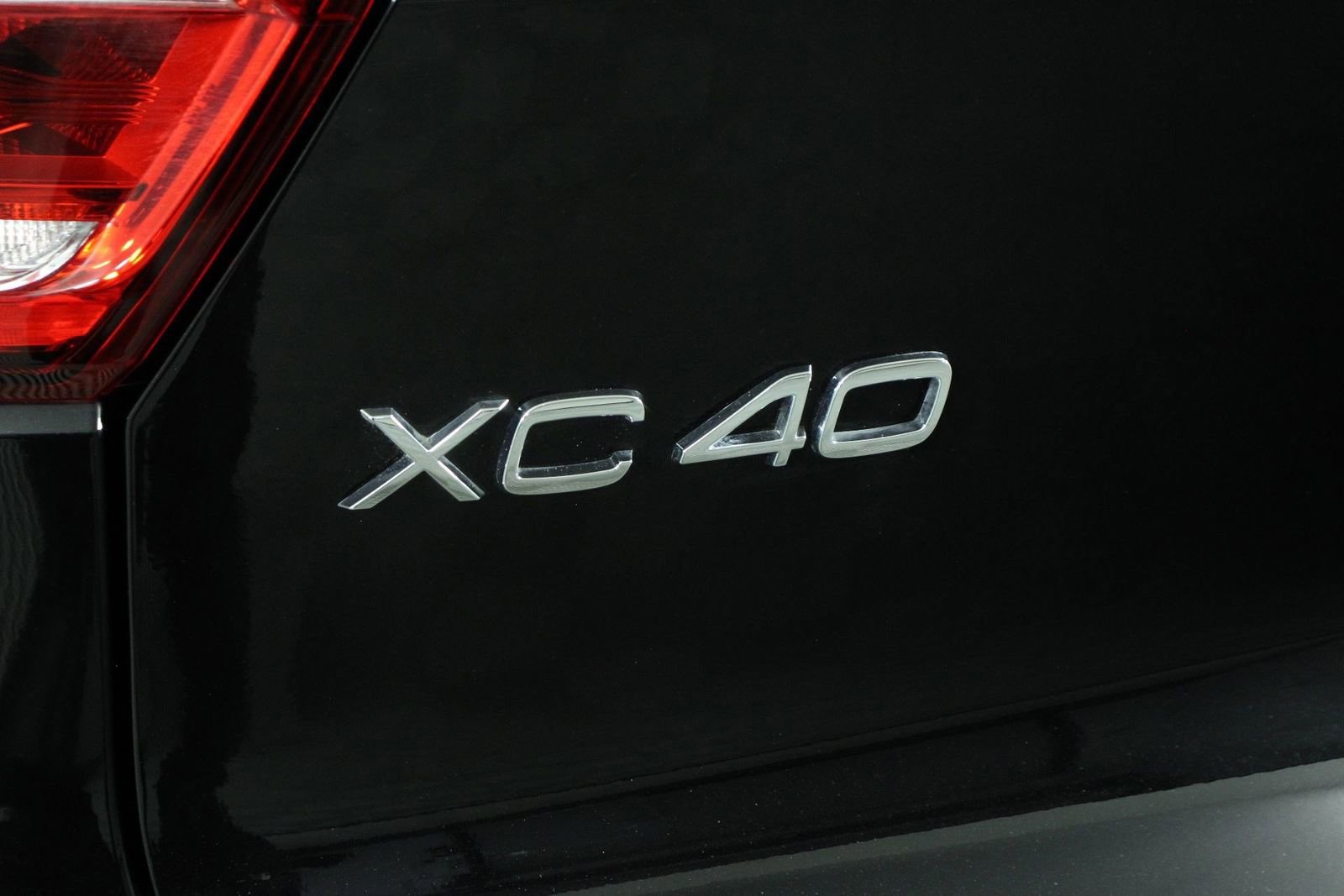 Certified 2025 Volvo XC40 B5 Plus AWD/4WD image 19