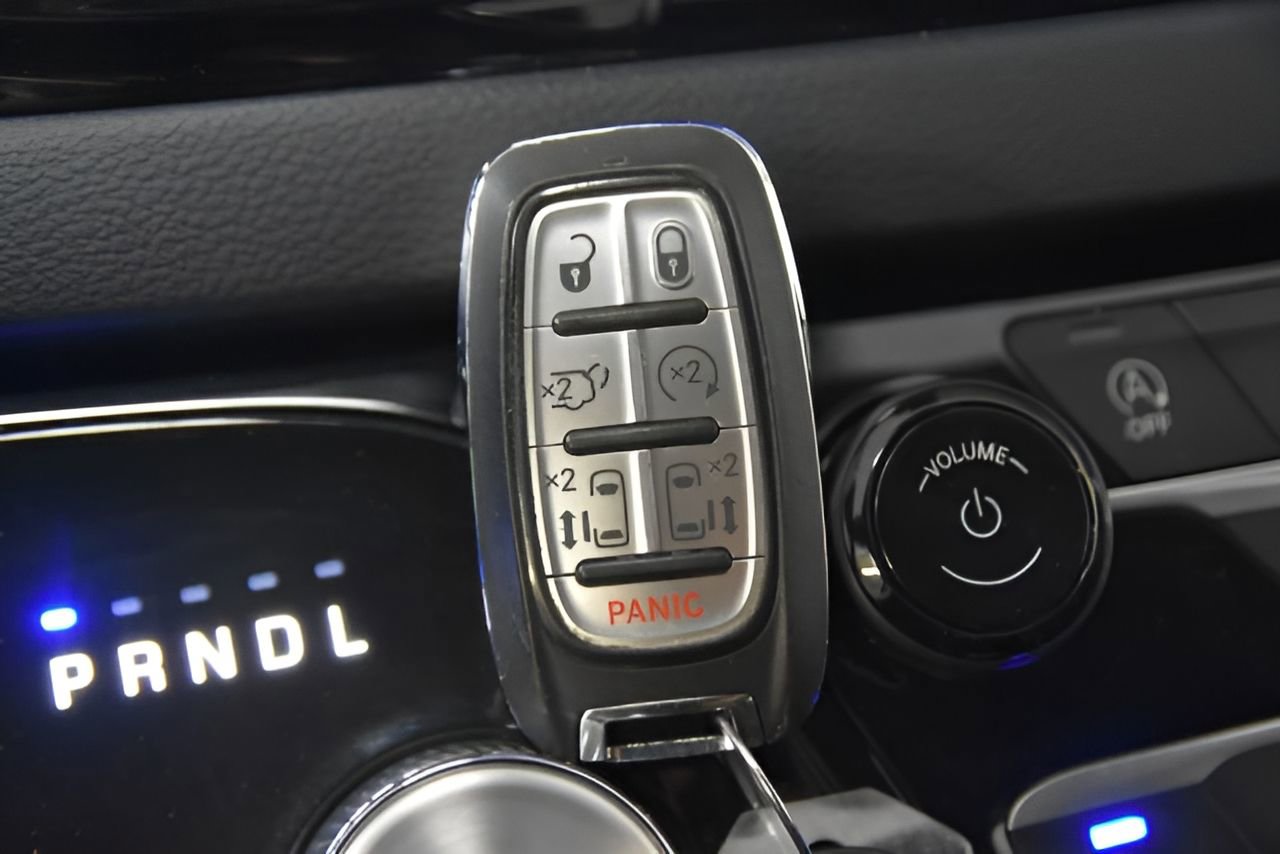 Used 2023 Chrysler Pacifica Touring-L image 28