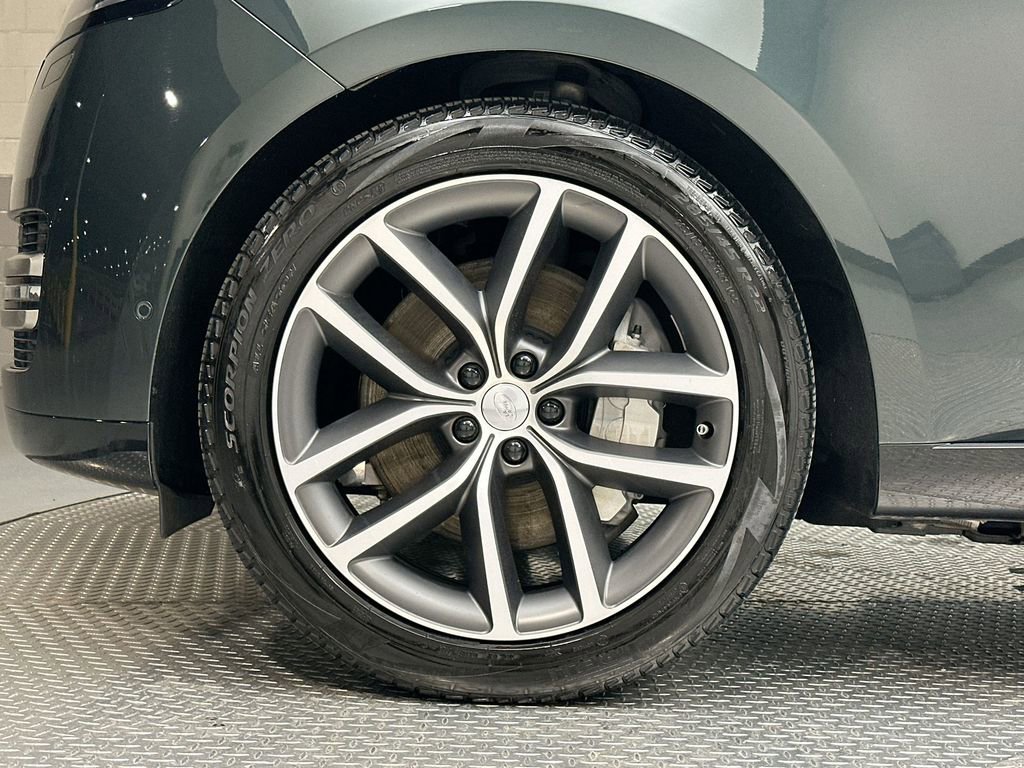 Used 2025 Land Rover Range Rover SE image 17