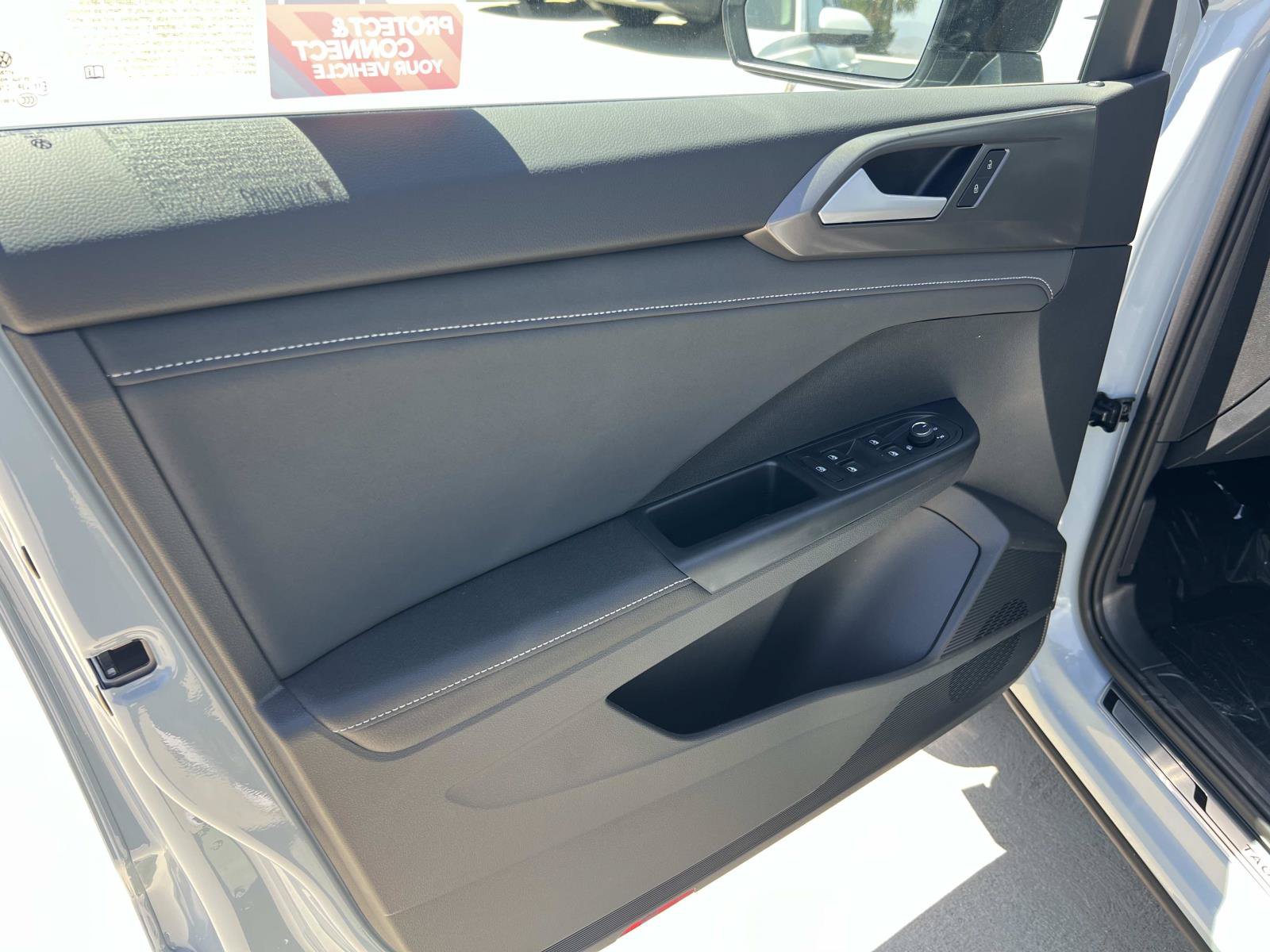 New 2026 Volkswagen Taos SE FWD image 7