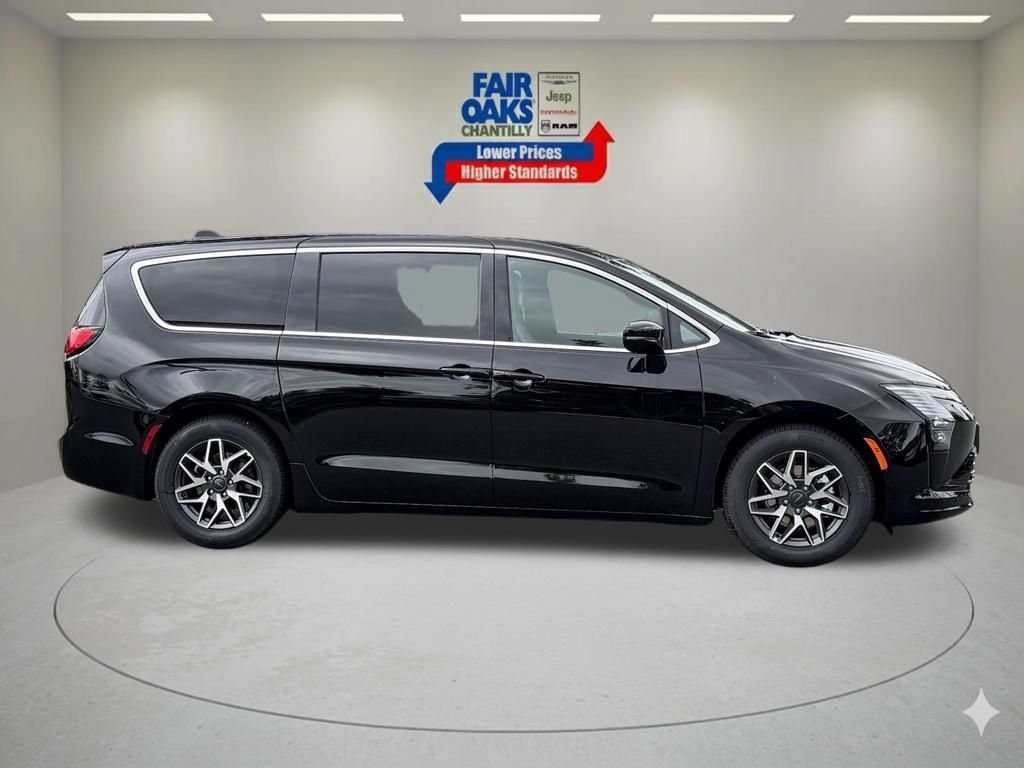 New 2027 Chrysler Pacifica Limited FWD image 4