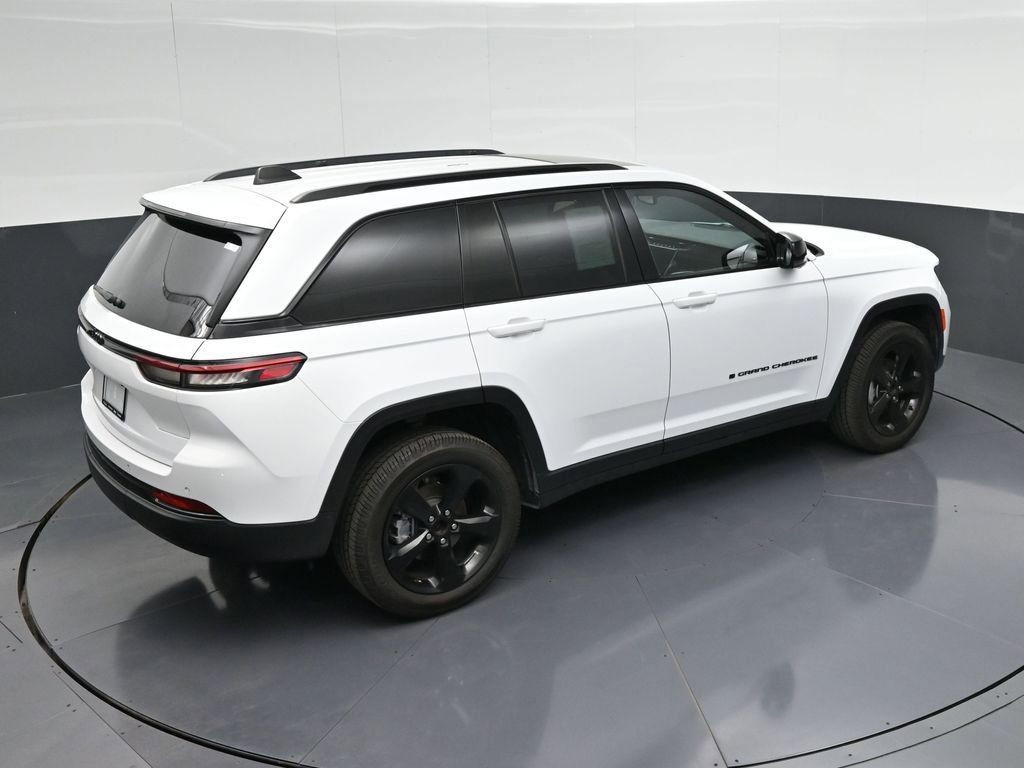 Used 2022 Jeep Grand Cherokee Altitude RWD image 32