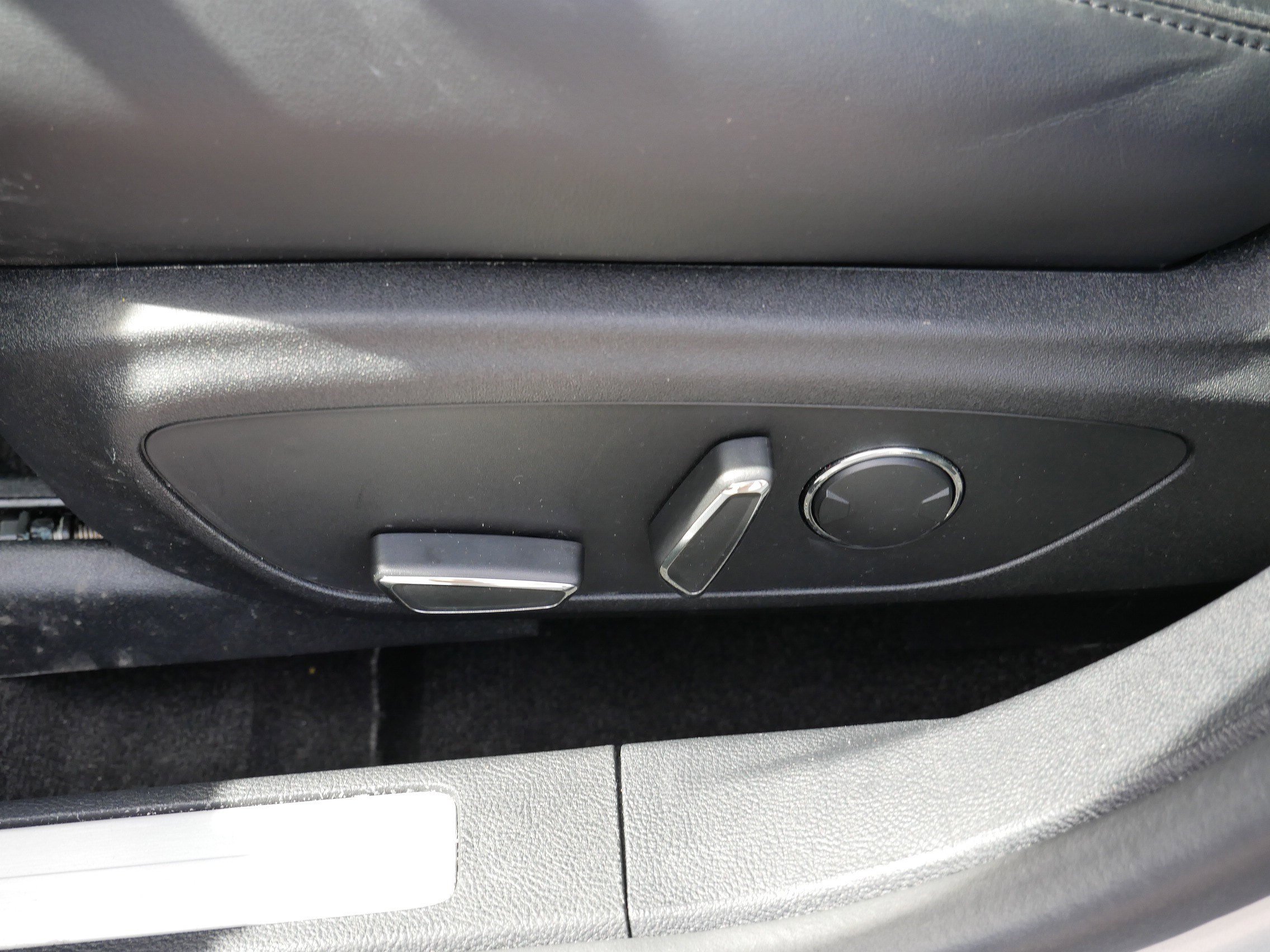 Used 2020 Lincoln MKZ w/ Convenience Package image 17