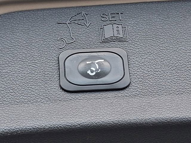 Used 2017 Ford Escape Titanium image 32