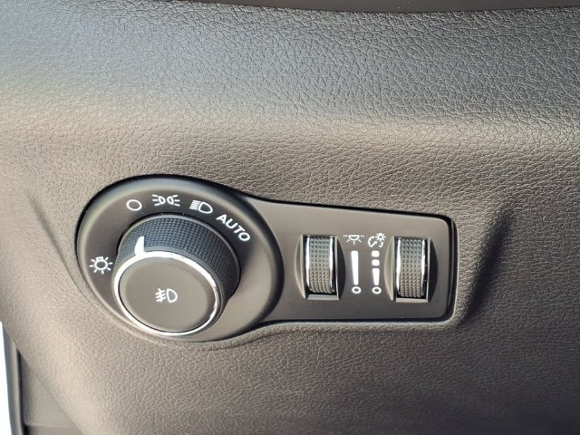 Certified 2025 Jeep Compass Limited w/ Elite Group AWD/4WD image 13