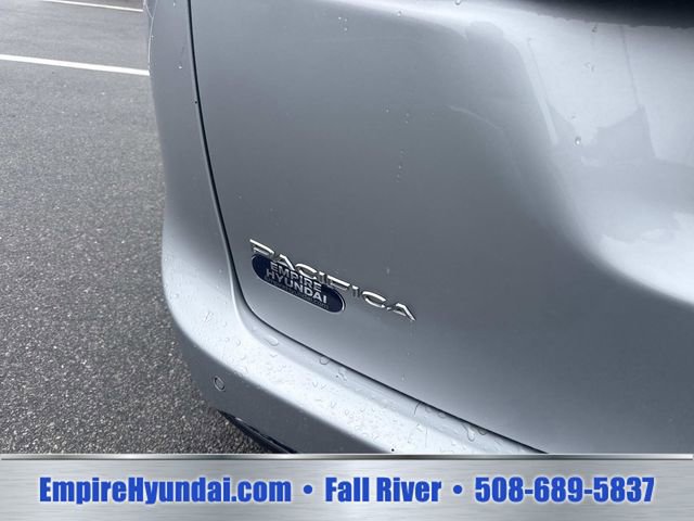 Used 2023 Chrysler Pacifica Limited FWD image 5