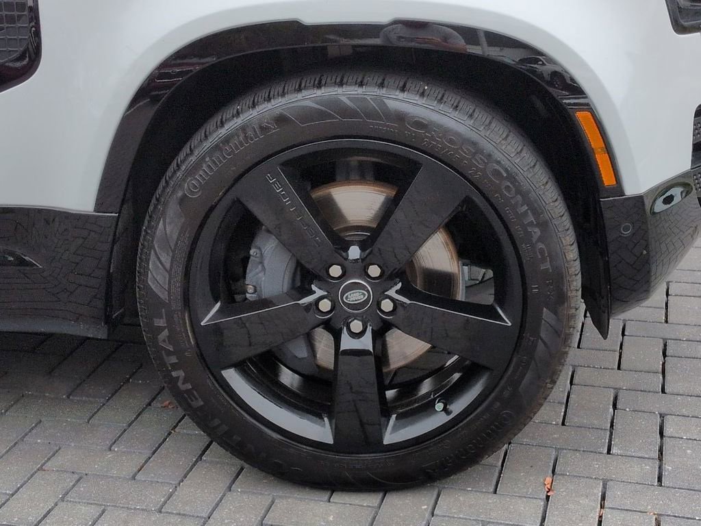 Used 2024 Land Rover Defender 110 X-Dynamic SE image 12