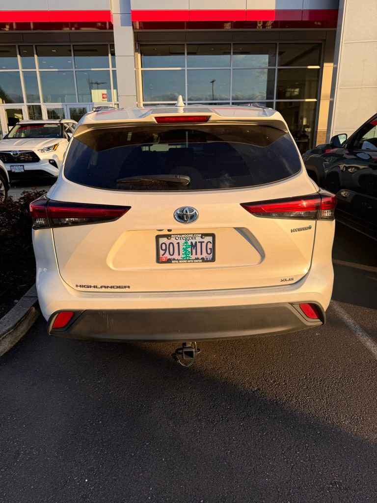 Certified 2021 Toyota Highlander XLE image 3