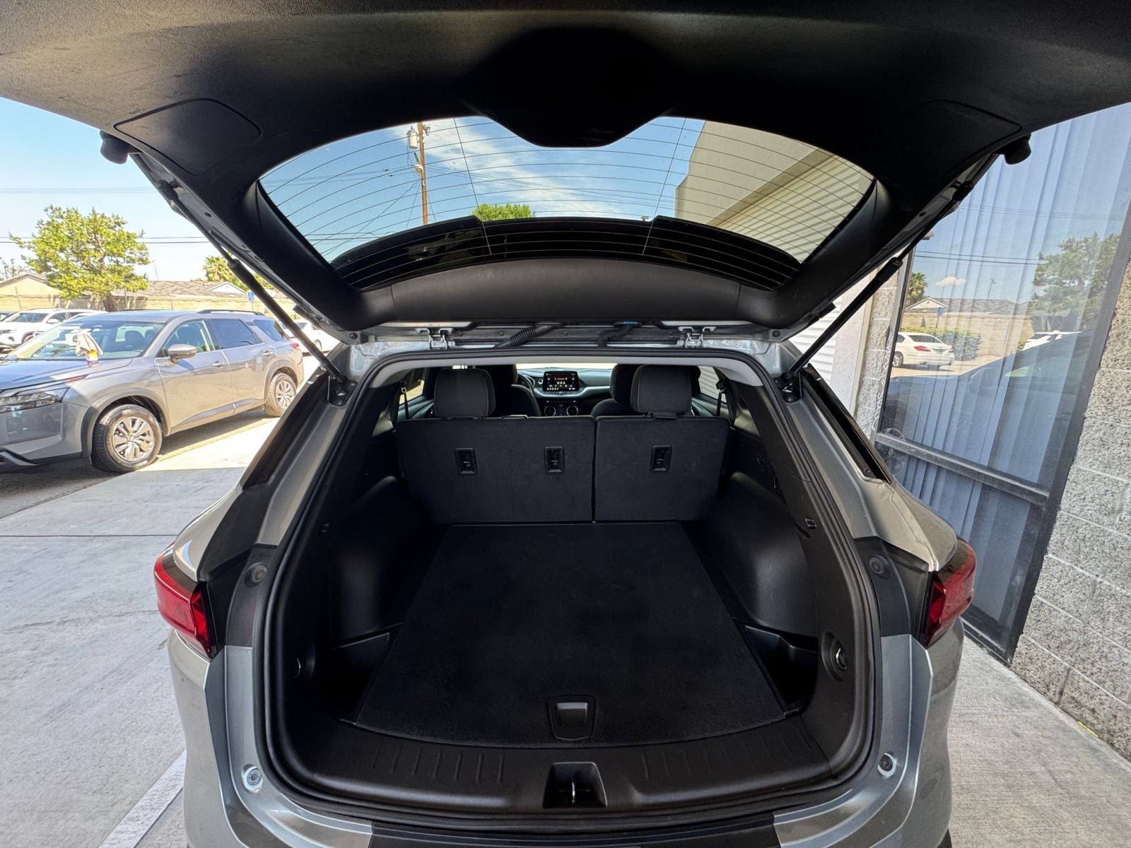 Used 2025 Chevrolet Blazer LT FWD image 32