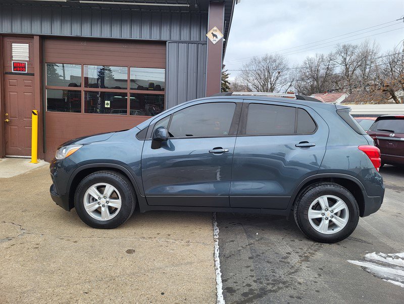 Used 2021 Chevrolet Trax LT w/ LT Convenience Package image 4