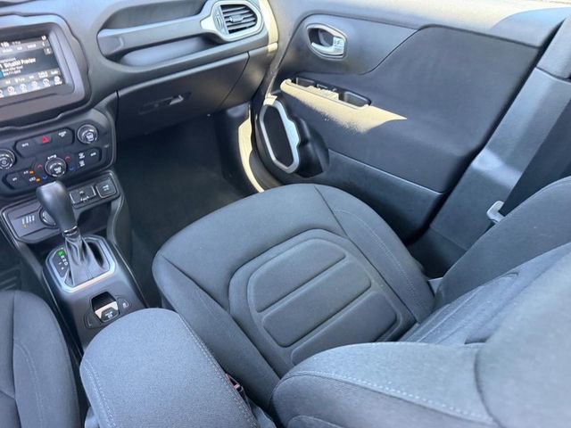 Used 2020 Jeep Renegade Latitude w/ Cold Weather Group image 17