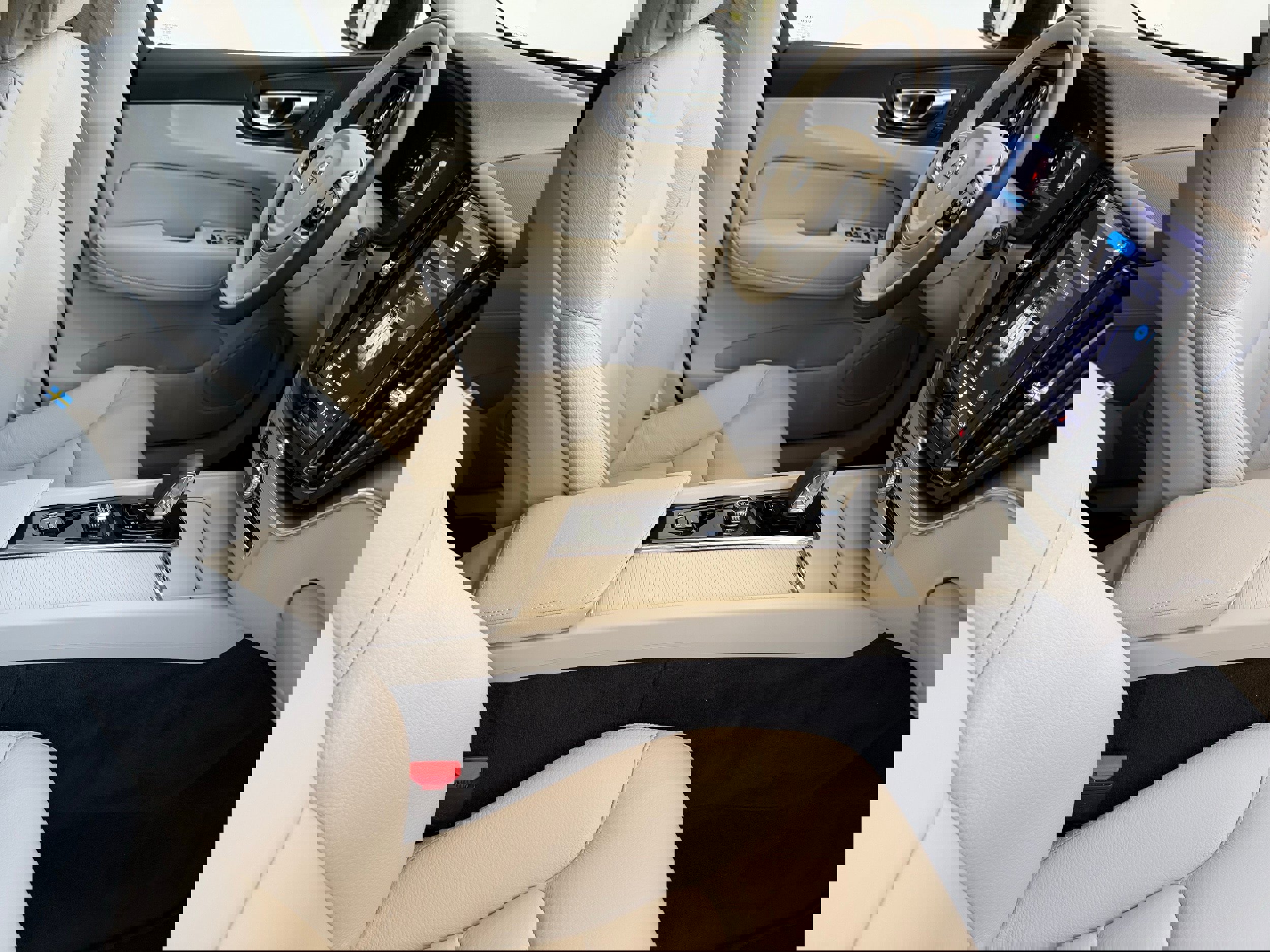 Certified 2025 Volvo XC60 B5 Core image 22