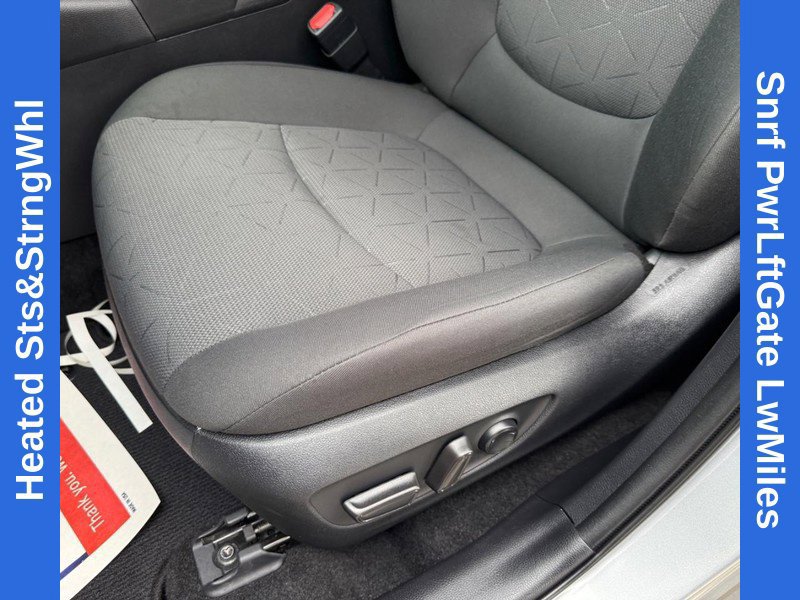 Used 2021 Toyota RAV4 XLE w/ Convenience Package AWD/4WD image 17