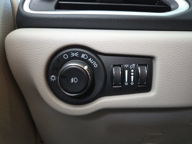 Used 2023 Chrysler Pacifica Touring-L FWD image 48