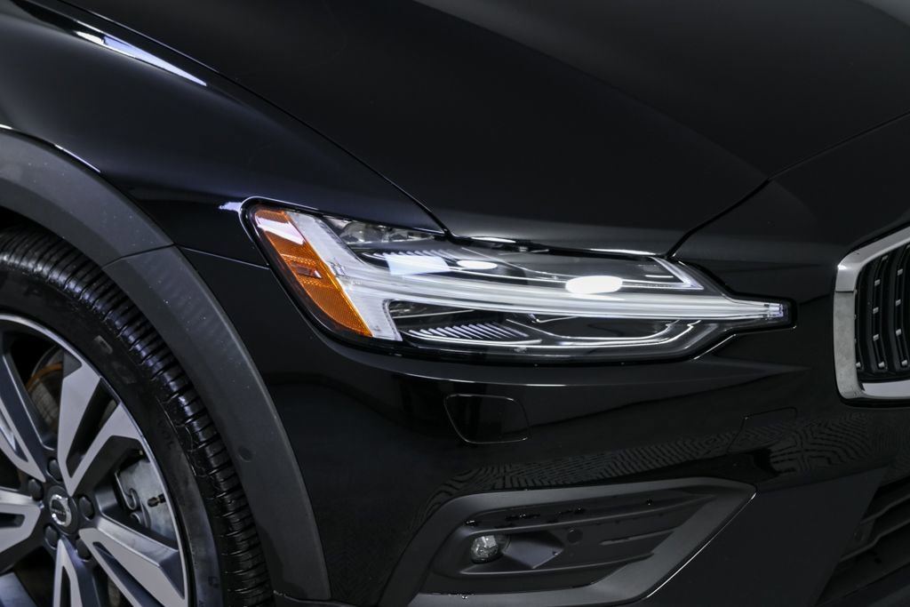 Certified 2025 Volvo V60 B5 Cross Country Plus image 38