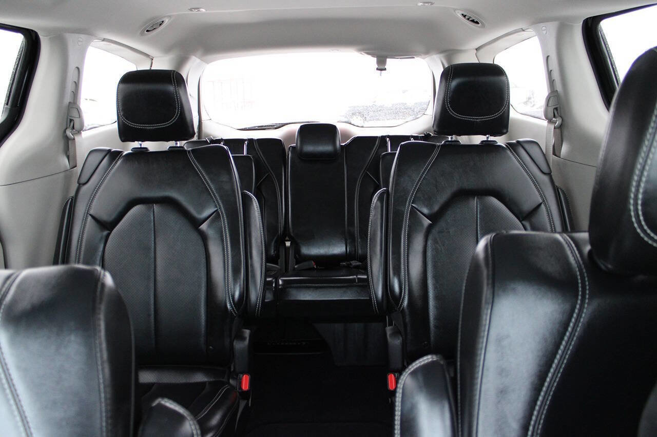 Used 2024 Chrysler Pacifica Touring-L image 15