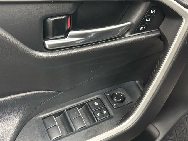 Used 2020 Toyota RAV4 XLE Premium image 15