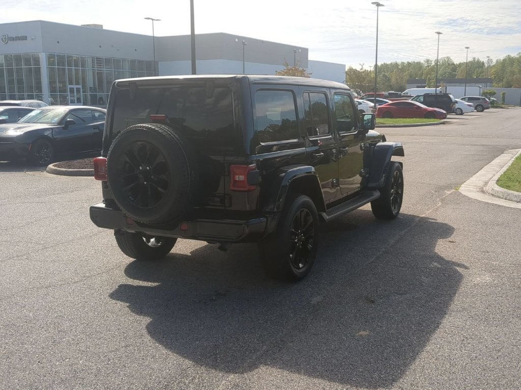 Used 2022 Jeep Wrangler Unlimited Sahara AWD/4WD image 5