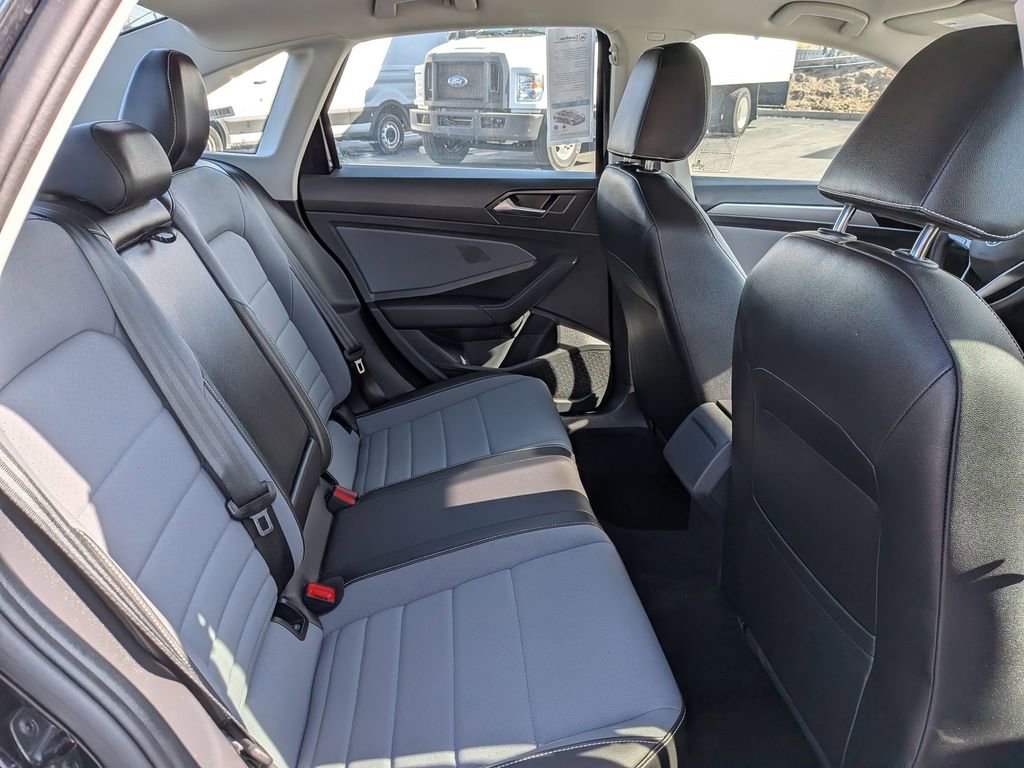 Used 2025 Volkswagen Jetta SE image 29