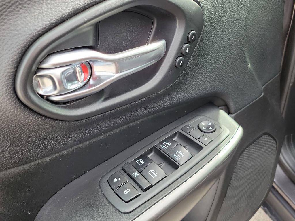 Used 2020 Jeep Cherokee Limited image 19