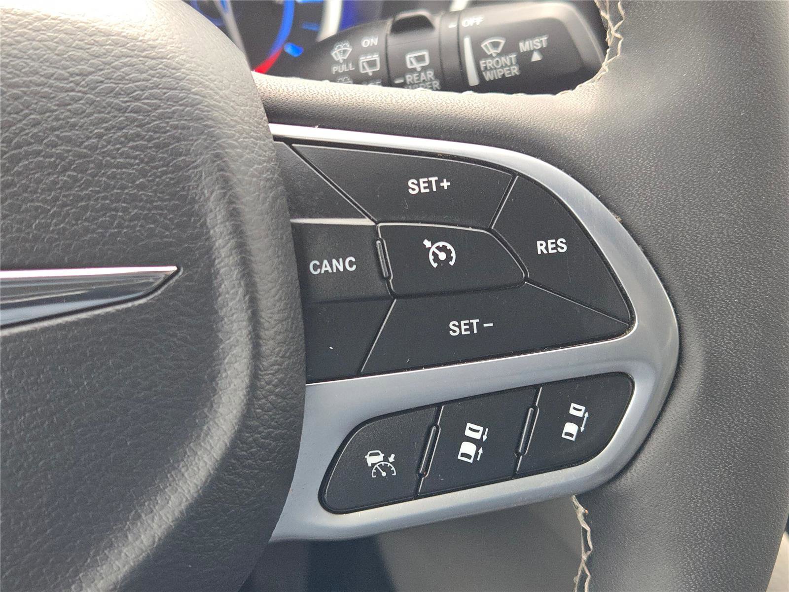 Certified 2024 Chrysler Pacifica Select image 34