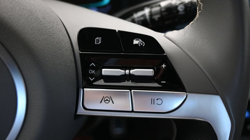 Used 2025 Hyundai Elantra Sport FWD image 29