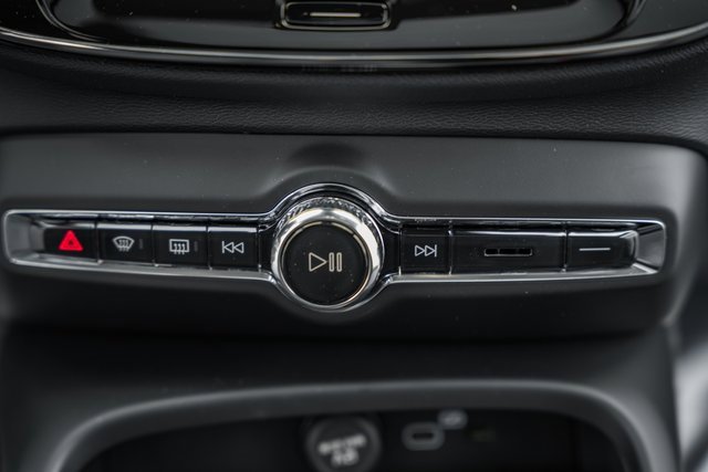 Certified 2025 Volvo XC40 B5 Core w/ Protection Package Premier image 25