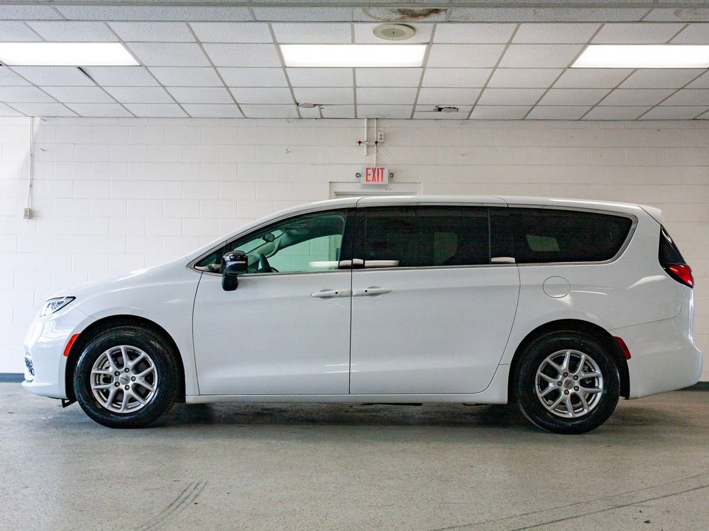 Certified 2024 Chrysler Pacifica Touring-L image 5