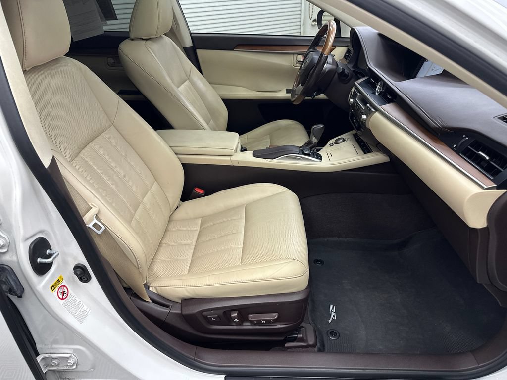 Used 2018 Lexus ES 300h w/ Luxury Package FWD image 15