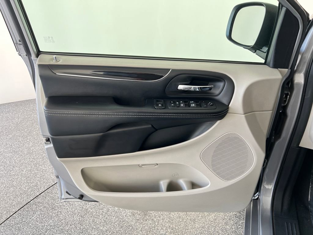 Used 2017 Dodge Grand Caravan SXT w/ Rear Park Assist Package FWD image 12
