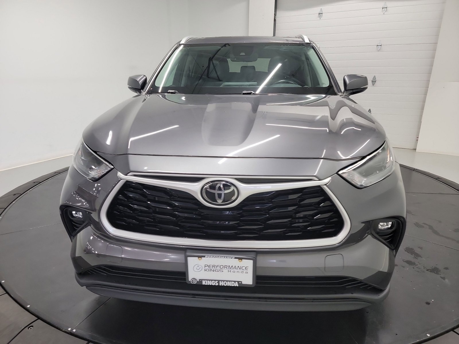 Used 2022 Toyota Highlander XLE AWD/4WD image 2