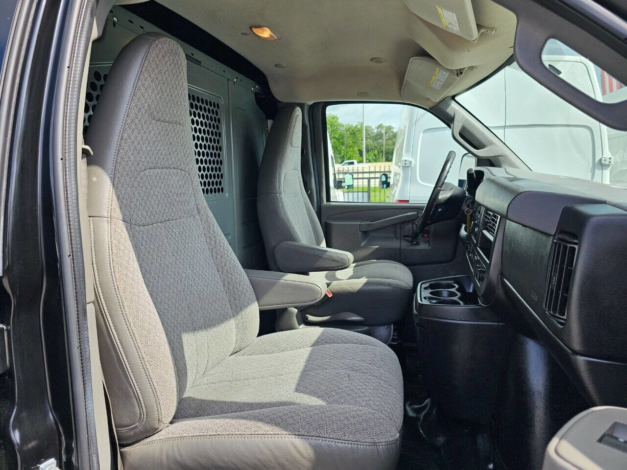 Used 2016 Chevrolet Express 3500 Extended image 7