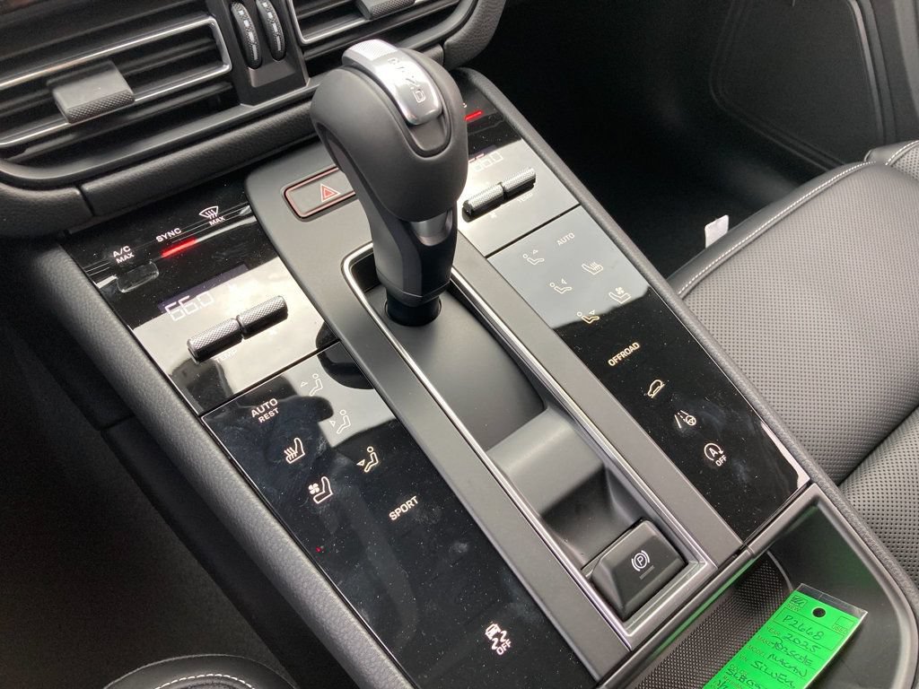 Used 2025 Porsche Macan AWD/4WD image 19