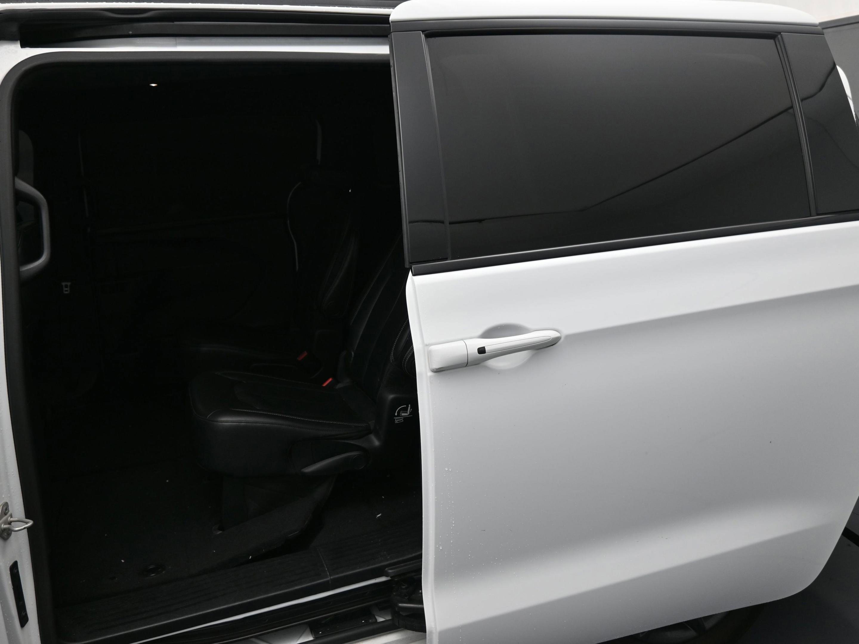 Used 2020 Chrysler Pacifica Touring-L w/ S Appearance Package image 13