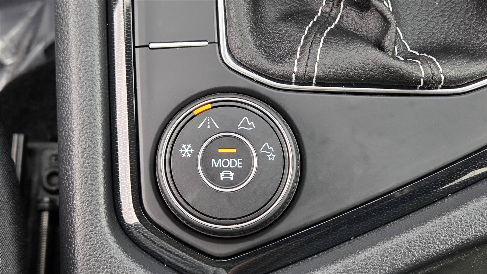 Certified 2025 Volkswagen Taos SE AWD/4WD image 25