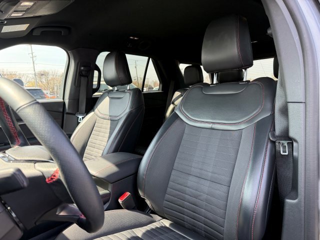 Used 2025 Ford Explorer ST-Line w/ ST-Line Street Pack AWD/4WD image 14