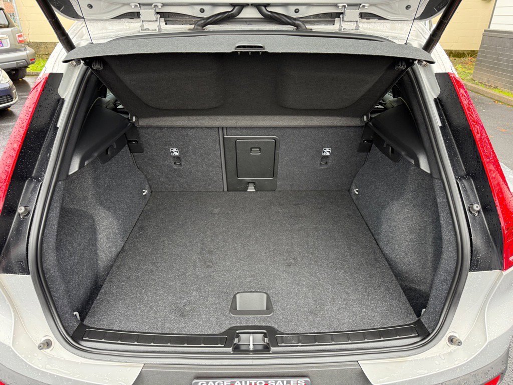 Used 2023 Volvo XC40 B5 Core AWD/4WD image 6