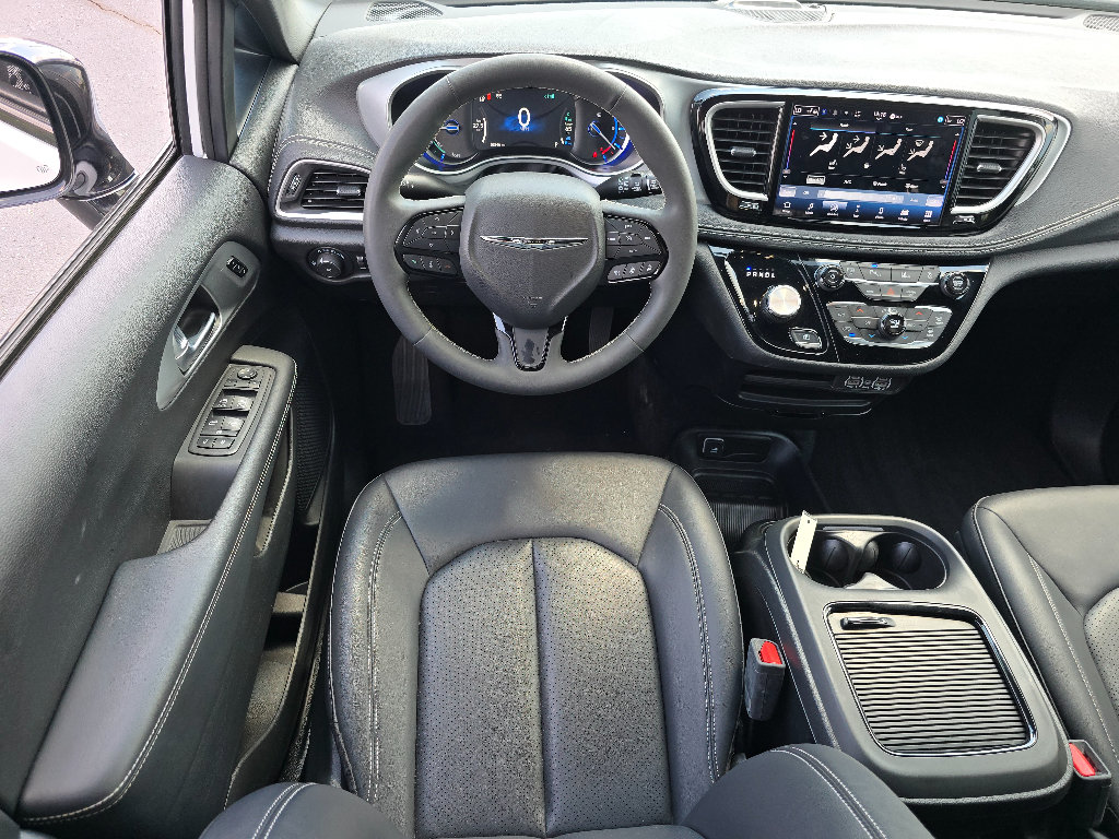 Used 2024 Chrysler Pacifica Limited FWD image 21