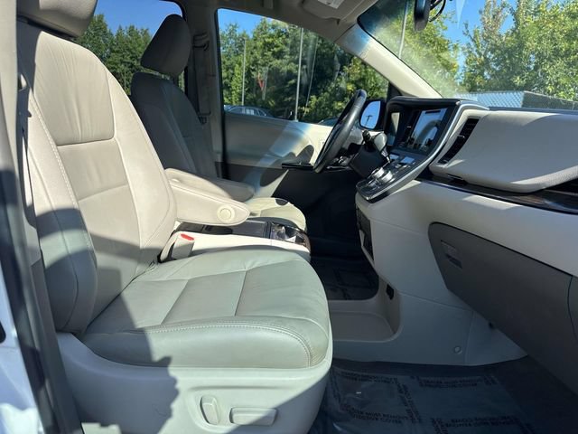 Used 2015 Toyota Sienna XLE Premium FWD image 5