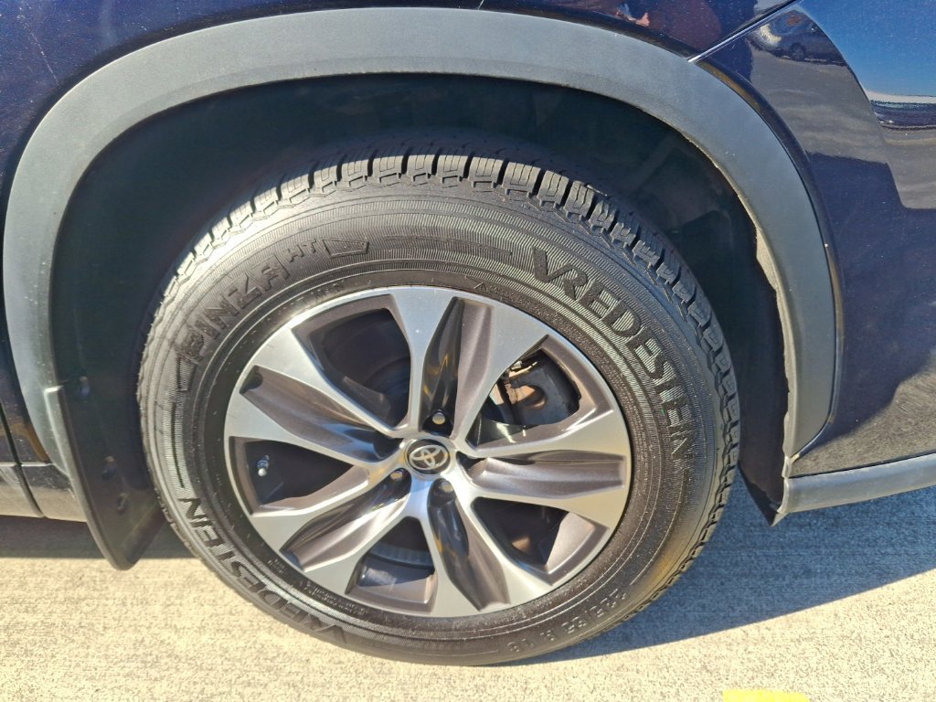 Used 2022 Toyota Highlander XLE AWD/4WD image 5
