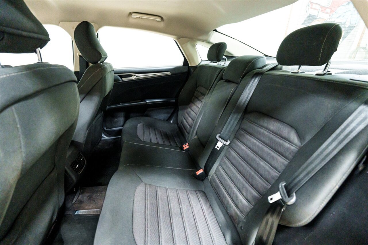 Used 2017 Ford Fusion SE w/ Fusion SE Technology Package image 14