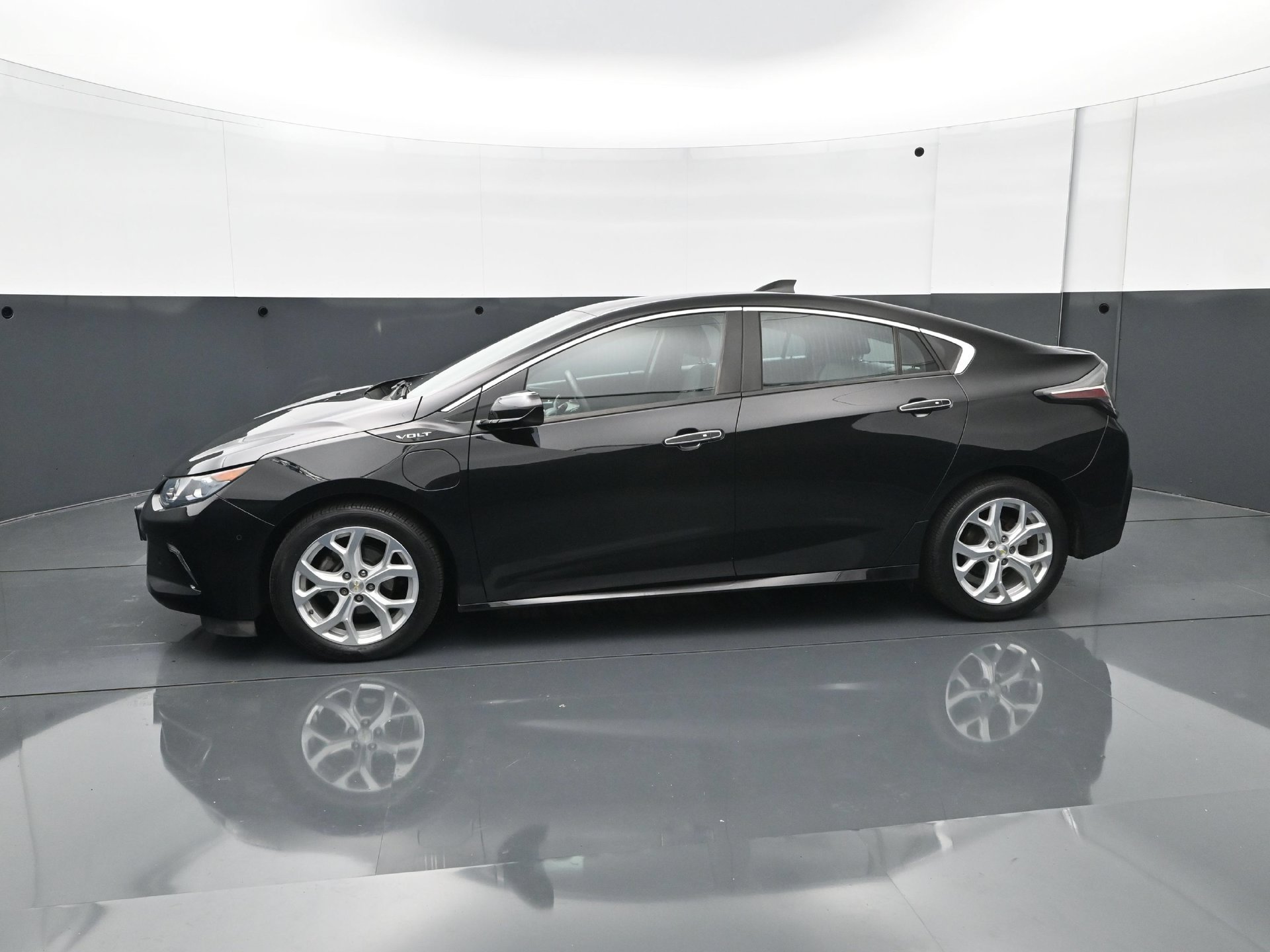 Used 2017 Chevrolet Volt Premier FWD image 3