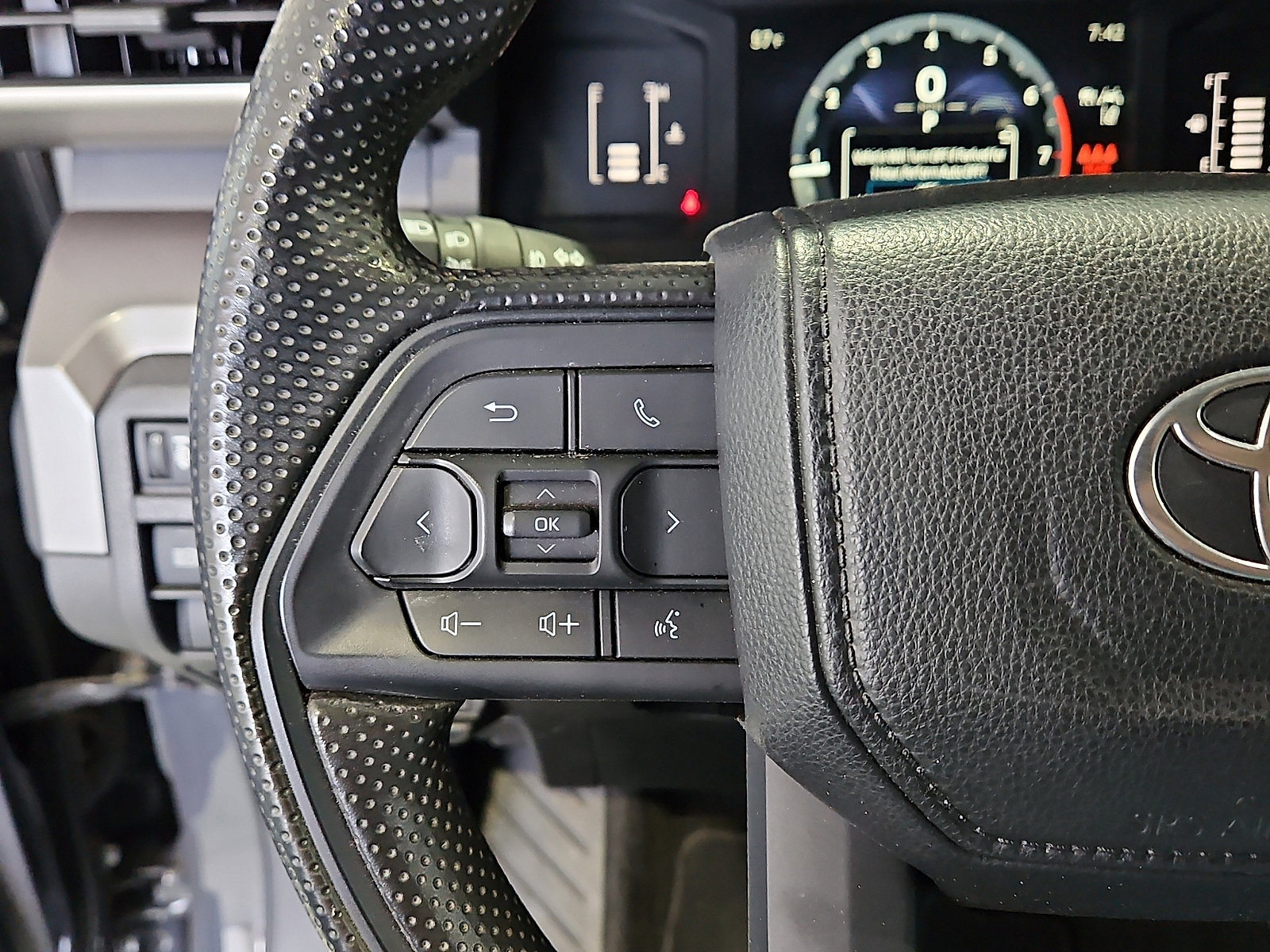 Used 2024 Toyota Tacoma SR5 AWD/4WD image 16